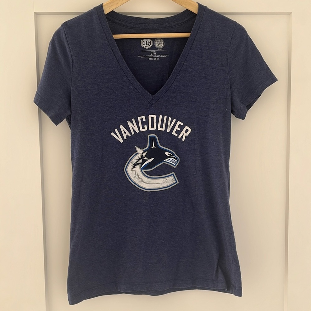 Vancouver Canucks NHL Women’s Large v-neck t-shirt.